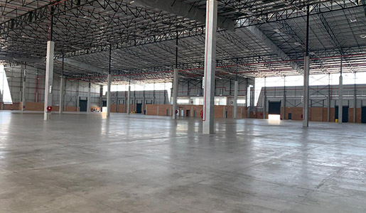 Hybrid concrete floor of low shrinkage concrete, steel fibres and hybrid RTZ mesh
